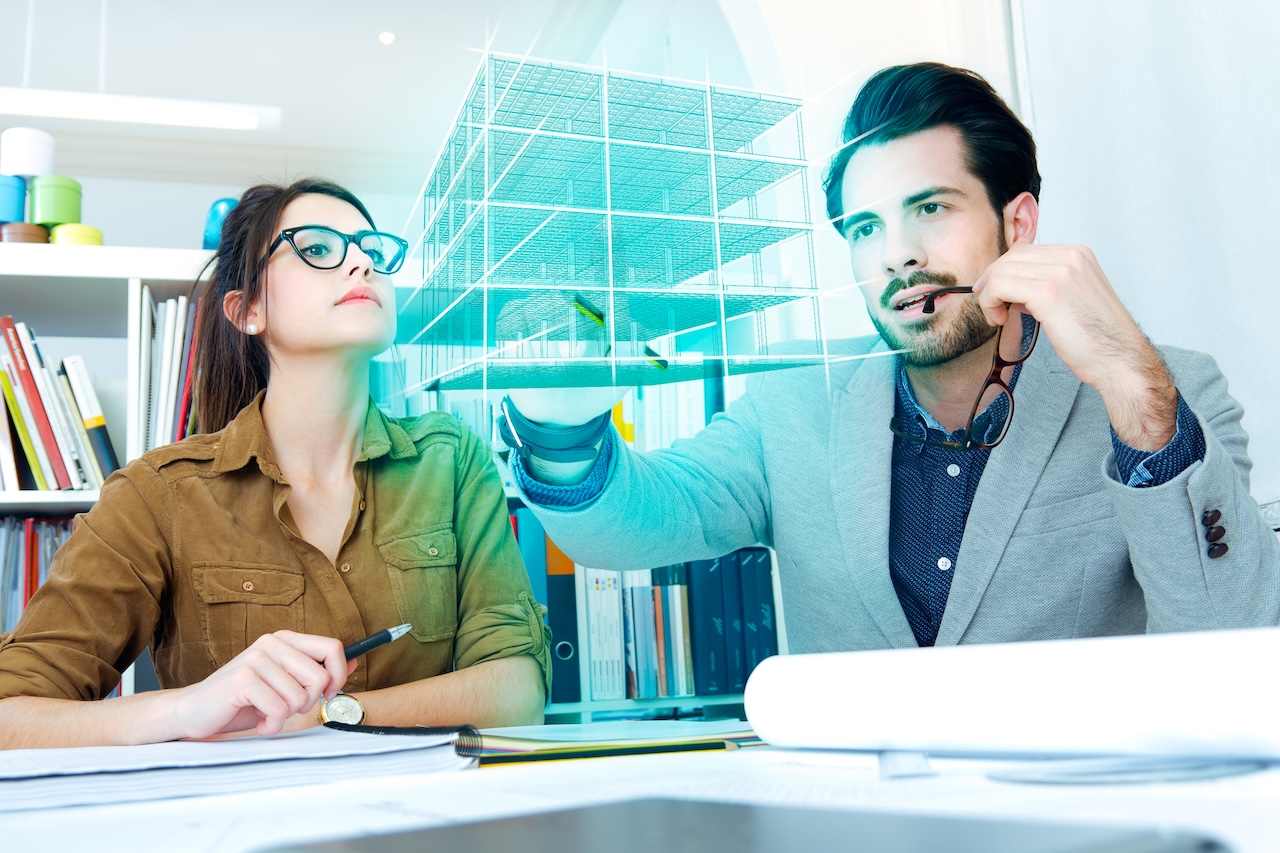 Due professionisti BIM analizzano un modello digitale tridimensionale in ambiente di condivisione dati (CDE), concetto chiave nella gestione informativa dei progetti di costruzione