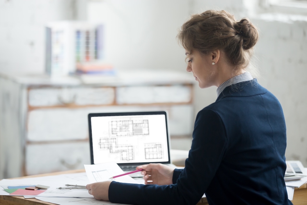 Professionista BIM che analizza un modello architettonico digitale al computer, concetto di progettazione con Navisworks 2026 nel settore AEC