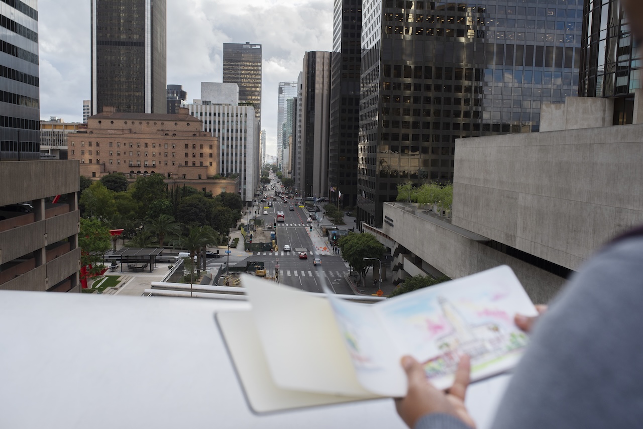 Visione urbana dall’alto con schizzi progettuali in primo piano, rappresentativa del concept design supportato dalla Autodesk AEC Collection.
